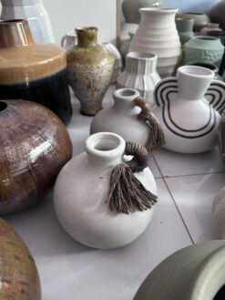 Bình tròn quai đan trắng và ghi - Ảnh 2